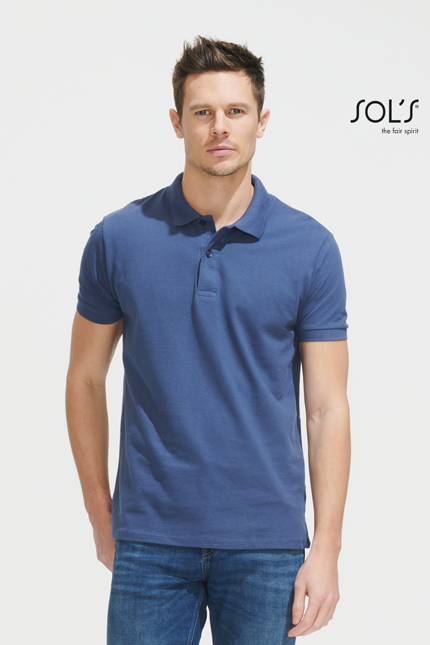 Perfect Men - 11346POLO-SHIRTS / SOLSΑνδρικό πόλο πικέΠεριγραφή:Αυτό το ανδρικό πόλο πικέ διαθέτει κοντά μανίκια, πλαϊνές ραφές και πατιλέτα με 2 περλέ κουμπιά στον ίδιο τόνο, προσφέροντας κομψή και άνετη εφαρμογή. Οι ριπ 1 x 1 στο γιακά και τα μανίκια ενισχύουν την ποιότητα, ενώ η φάκα στο λαιμό προσθέτει μια λεπτή σχεδιαστική λεπτομέρεια.Σύνθεση:Κατασκευασμένο από πικέ 180g/m², 100% βαμβάκι Ringspun πενιέ. Διατίθεται επίσης σε παραλλαγές όπως το Grey melange (85% βαμβάκι/15% βισκόζη) και το Charcoal melange (60% βαμβάκι/40% πολυέστερ), εξασφαλίζοντας άνεση και αντοχή σε κάθε χρήση.Εφαρμογή ως Επαγγελματική Ένδυση:Ιδανικό για επαγγελματίες σε χώρους όπως η εστίαση και οι επιχειρήσεις λιανικής, προσφέροντας άνεση και στυλ σε καθημερινές χρήσεις.Δυνατότητα Προσαρμογής:Διαθέτει δυνατότητα για εκτυπώσεις λογοτύπου ή μηνύματος του πελάτη, κάνοντάς το ιδανικό για branding και προωθητικές ενέργειες.Έρχεται σε διάφορα χρώματα, ιδανικά για κάθε επαγγελματική περίπτωση. Επικοινωνήστε μαζί μας για να βρείτε αυτό που σας ταιριάζει!